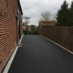 Entrée de garage en enrobé macadam par ABC Paysage dans le Nord Pas de Calais près de lille