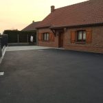 Entrée de garage en enrobé macadam par ABC Paysage dans le Nord Pas de Calais près de lille