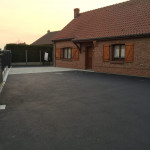 Entrée de garage en enrobé macadam par ABC Paysage dans le Nord Pas de Calais près de lille