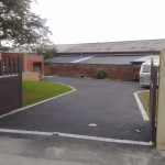 Entrée de garage en enrobé macadam par ABC Paysage dans le Nord Pas de Calais près de lille