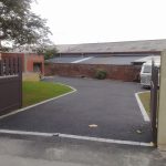 Entrée de garage en enrobé macadam par ABC Paysage dans le Nord Pas de Calais près de lille