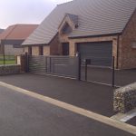 Entrée de garage en enrobé macadam par ABC Paysage dans le Nord Pas de Calais près de lille