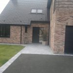 Entrée de garage en enrobé macadam par ABC Paysage dans le Nord Pas de Calais près de lille