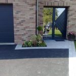 Entrée de garage en enrobé macadam par ABC Paysage dans le Nord Pas de Calais près de lille